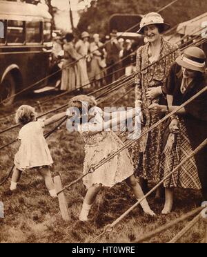 Prinzessin Elizabeth und Prinzessin Margaret ziehen ihr Gewicht der 1930er Jahre (1935). Künstler: unbekannt. Stockfoto