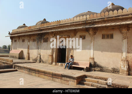 Hof in Richtung Sarkhej See und Eingang zur Bibliothek. Sarkhej Roza, Ahmedabad, Gujarat Indien Stockfoto