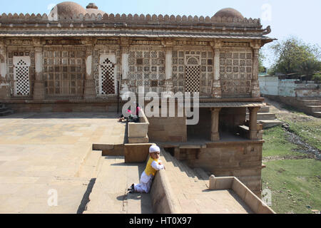 Hof in Richtung Sarkhej See und Eingang zur Bibliothek. Sarkhej Roza, Ahmedabad, Gujarat Indien Stockfoto