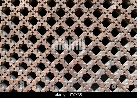 BHAKTAPUR - Oktober 10: Holzfenster Verschluss Details über einen mittelalterlichen Hindu-Tempel, jetzt zerstört, nachdem das massive Erdbeben Nepal am 2. April Stockfoto