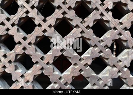 BHAKTAPUR - Oktober 10: Holzfenster Verschluss Details über einen mittelalterlichen Hindu-Tempel, jetzt zerstört, nachdem das massive Erdbeben Nepal am 2. April Stockfoto