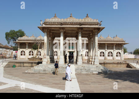 Eingang zum Grab des Ganj Baksh innerhalb des Komplexes. Sarkhej Roza, Ahmedabad, Gujarat Indien Stockfoto