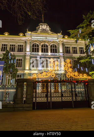 VARNA, Bulgarien - 8. Dezember 2016: Beleuchtung für Weihnachten und Neujahr auf der Wirtschaftsuniversität? Varna Stockfoto