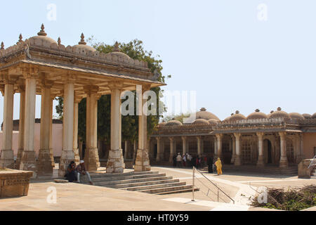 Blick auf Bardari und die Ost-Mausoleum. Sarkhej Roza, Ahmedabad, Gujarat in Indien. Befinden sich die Grabmäler von Mahmud Begada und seinem Sohn Saltan Muzaffar ll Stockfoto