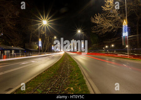 VARNA, Bulgarien - 8. Dezember 2016: Beleuchtung für Weihnachten und Silvester auf der Straße. Stockfoto