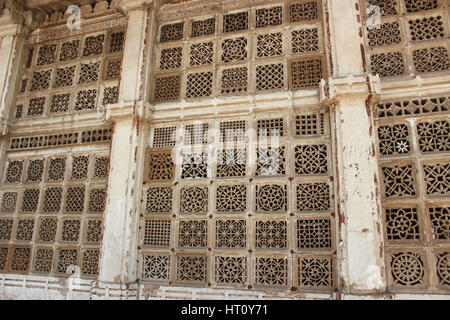 Perforierte Steinarbeiten im Außenbereich des Sarkhej Roza, Makarba, Ahmedabad, Gujarat, Indien Stockfoto