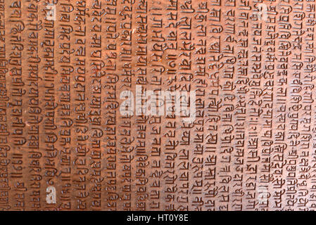 PASHUPATINATH - Oktober 10: Alte Sanskrit-Text auf einem Stein Hintergrund, jetzt nach dem Erdbeben, das Nepal am 25. April 2015 getroffen beschädigt. Am Oktober Stockfoto