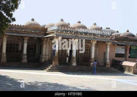 Eingang in Richtung Osten Mausoleum mit den Gräbern Sarkhej Roza, Makarba, Ahmedabad in Gujarat in Indien. Stockfoto