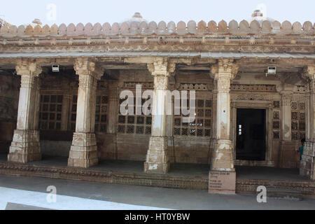 Osteingang Mausoleum mit den Gräbern von Mahmud Begada und seinem Sohn Saltan Muzaffar II. Sarkhej Roza, Ahmedabad, Gujarat Indien Stockfoto