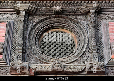 KATHMANDU - 29 SEPTEMBER: Hundert Jahre alte hölzerne Carvings in der Durbar Square, jetzt zerstört, nachdem das massive Erdbeben Nepal am 2. April Stockfoto