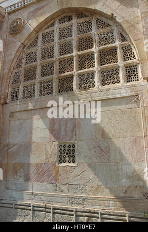 Stein verziert vermaschten Wände, Bögen Eingang von Sarkhej Roza, Makarba, Ahmedabad in Gujarat, Indien. Stockfoto