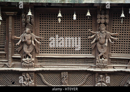 KATHMANDU - 29 SEPTEMBER: Hundert Jahre alte hölzerne Carvings in der Durbar Square, jetzt zerstört, nachdem das massive Erdbeben Nepal am 2. April Stockfoto