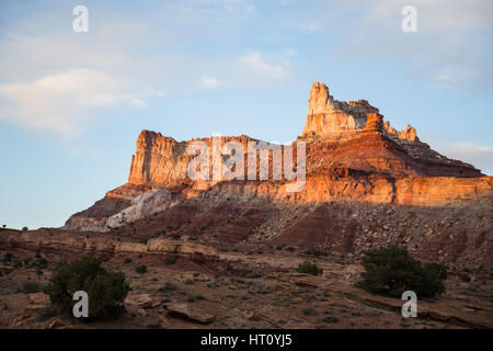 Tempelberg leuchtet über Southern Utah Rosa mit dem letzten Licht des Sonnenuntergangs. In den frühen 1900 wurde Tempelberg die Website von Tausenden von uran Stockfoto