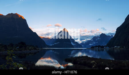 Milford Sound und Mitre Peak bei Sonnenaufgang in Neuseeland Stockfoto