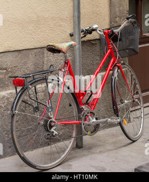 rotes Oldtimer Fahrrad auf der Straße Stockfoto