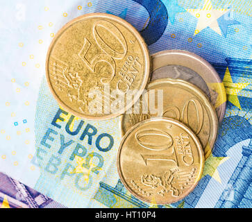 50 Euro Banknote mit Cent und Euro-Münzen; ausländische Geld Banknoten ...