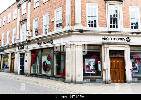 Natives Geld Bank Geschäft vor Jungfrau Geld Ladenschild oben Tür Eingang Zeichen speichert Banken Geschäfte UK England Stockfoto