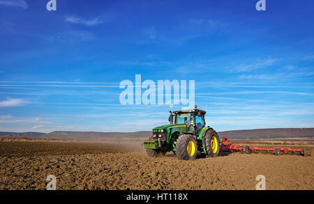 Varna, Bulgarien - 5. März 2017 pflügen ein Feld mit John Deere 6930 Traktor. John Deere wurde 1995-1999 hergestellt und es hat JD 7,6 L oder 8.1 L 6- Stockfoto