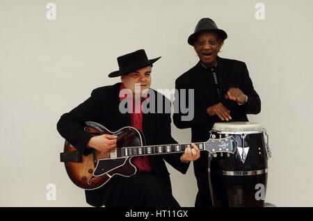 Frank Holder, Guyana jazz Sänger und Perkussionist mit Shane Hill, Gitarrist.   Künstler: Brian O'Connor Stockfoto