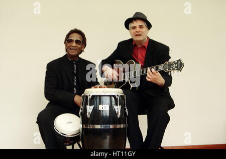 Frank Holder, Guyana jazz Sänger und Perkussionist mit Shane Hill, Gitarrist.   Künstler: Brian O'Connor Stockfoto