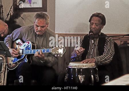 Frank Holder, Guyana jazz Sänger und Perkussionist mit Shane Hill, The Castle, Outwood, Surrey.    Künstler: Brian O'Connor Stockfoto