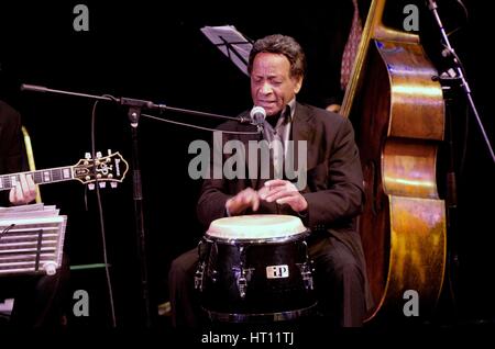 Frank Halter, Guyana jazz-Sänger und Perkussionist, The Hawth Theater, Crawley, West Sussex. Künstler: Brian O'Connor Stockfoto