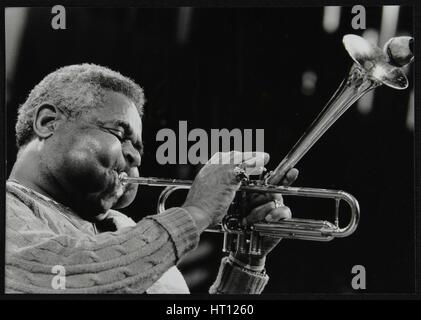 Dizzy Gillespie Peforming mit dem Royal Philharmonic Orchestra, Royal Festival Hall, London, 1985. Künstler: Denis Williams Stockfoto