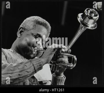 Dizzy Gillespie mit dem Royal Philharmonic Orchestra, Royal Festival Hall, London 1985 durchführen. Künstler: Denis Williams Stockfoto