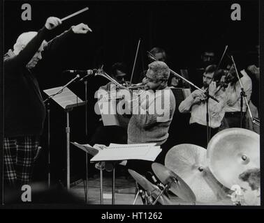 Dizzy Gillespie spielen mit dem Royal Philharmonic Orchestra, Royal Festival Hall, London, 1985. Künstler: Denis Williams Stockfoto