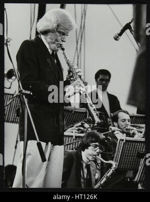 Gerry Mulligan spielen bei der Capital Radio Jazz Festival, Knebworth, Hertfordshire, Juli 1982. Künstler: Denis Williams Stockfoto