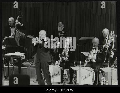 Das Ted Heath Orchester im Konzert, London 1985. Abgebildet sind, Lennie Bush (Kontrabass), Kenny Baker Künstler: Denis Williams Stockfoto