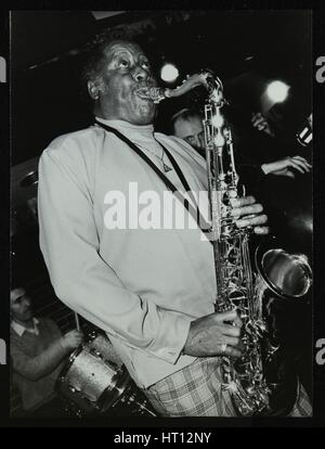 Tenor-Saxophonist Eddie "Lockjaw" Davis spielt an der Glocke, Codicote, Hertfordshire, 12. April 1982. Künstler: Denis Williams Stockfoto