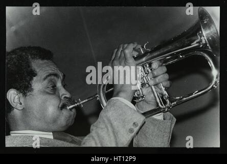 Art Farmer auf dem Flügelhorn in The Bell, Codicote, Hertfordshire, 25. Februar 1985. Künstler: Denis Williams Stockfoto