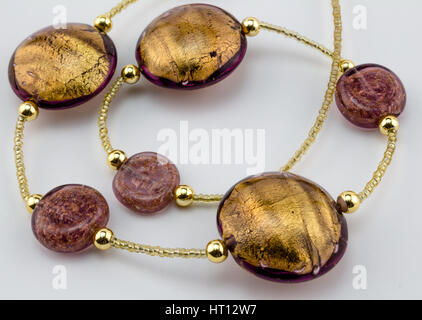 Glas - Murano gold Halskette hautnah auf weißem Hintergrund Stockfoto