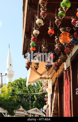 Shops mit Moschee im Hintergrund, Kalkan, Türkei Stockfoto