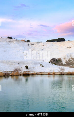 Park in Pamukkale mit Travertin bei Sonnenuntergang Stockfoto