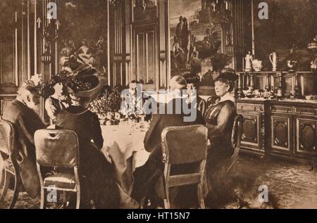 Lebensmittelknappheit während des ersten Weltkrieges 1914-1918 (1935). Künstler: unbekannt. Stockfoto