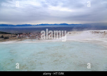 Pamukkale Travertin mit Dampf mit Berge Bakcground im winter Stockfoto