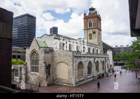 St Giles Cripplegate ist ein senkrecht gotische Kirche in der City of London auf dem Barbican Estate. Es wurde im Mittelalter erbaut und nach dem zweiten Weltkrieg wieder aufgebaut Stockfoto