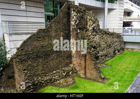 Überlebende Teil der alten London Wall auf einer der wenigen verbleibenden WWII Bombe Standorte in Noble St. Shows Mauerwerk aus der Römerzeit, mittelalterliche Mittelalter ausgesetzt Stockfoto