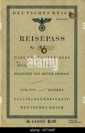 Innen eine Seite aus einem Nazi-deutschen Pass, c1941. Künstler: unbekannt. Stockfoto