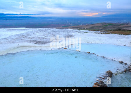 Pamukkale Travertin während des Sonnenuntergangs Stockfoto