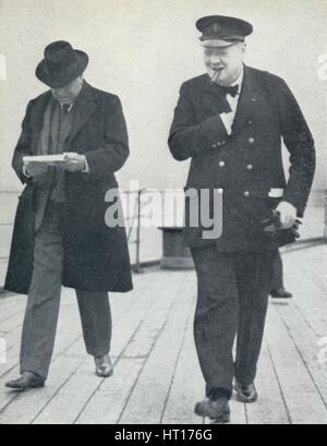 "Churchill, jubelnden, an Bord der HMS Prince Of Wales mit Lord Beaverbrook, Abschied t sagen Stockfoto