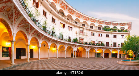 Panorama des malerischen Platz Plaza del Cabildo am Morgen, Sevilla, Spanien Stockfoto