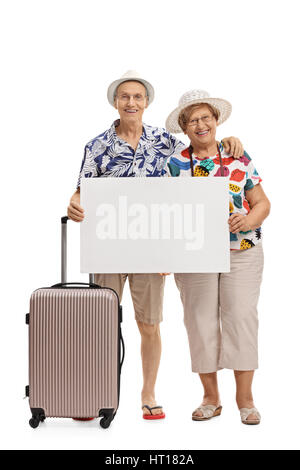 In voller Länge Portrait von ältere Touristen mit einem Koffer hält eine leere Schild isoliert auf weißem Hintergrund Stockfoto