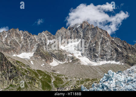 Aiguille d'Argentiere Berg der Alpen thront über Argentiere Gletscher und ist ein beliebtes Ziel für Wanderer und Kletterer. Stockfoto