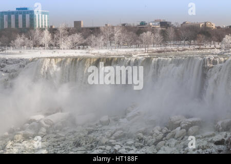 Niagara Falls auf der kanadischen US-Grenze im Winter.  Wolken von gefrorenen Spray in der Luft. Stockfoto