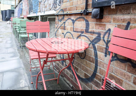 Cafe Stühle außerhalb der Electric Cinema / Friseur und Salon Gebäude im modischen Shoreditch Londons Stockfoto