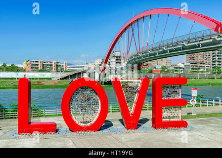 Ansicht der Rainbow Bridge in Taipeh mit Liebe Zeichen Stockfoto