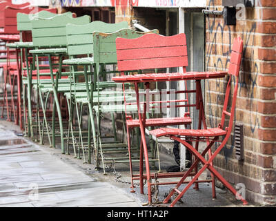 Cafe Stühle außerhalb der Electric Cinema / Friseur und Salon Gebäude im modischen Shoreditch Londons Stockfoto
